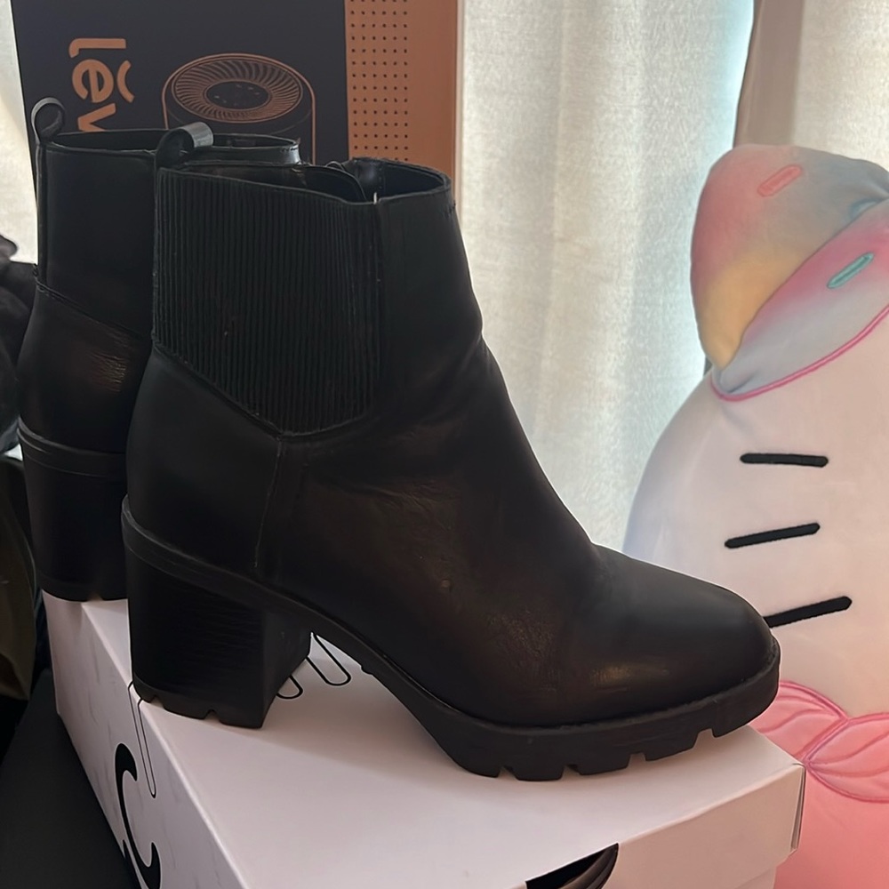 Naturalizer Verney Chelsea Boots size 8.5W, worn twice.